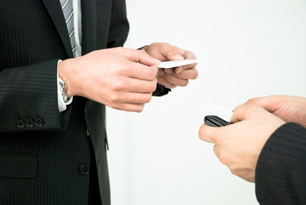 あなたは正しく名刺交換が出来ていますか？